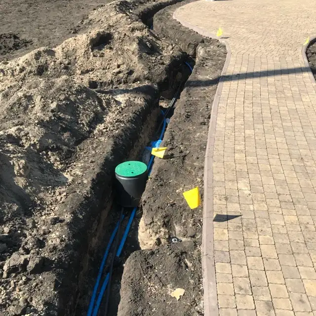 Вузька траншея в існуючому газоні: монтаж трубопроводу з мінімальним пошкодженням покриття